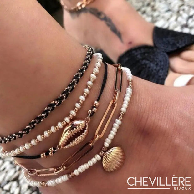 Bracelet de cheville doré avec coquillages et perles blanches